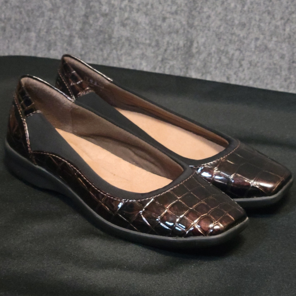 Clarks Collection Soft Cushion Alligator Print Slip On Size 6.5 Flats Loafers - Picture 8 of 10